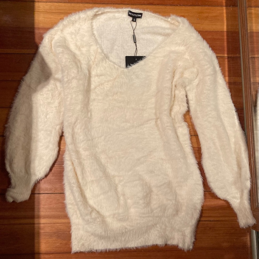Cream V-neck oversized eyelash knitted sweater dress NWT from PrettyLittleThing - Picture 2 of 5